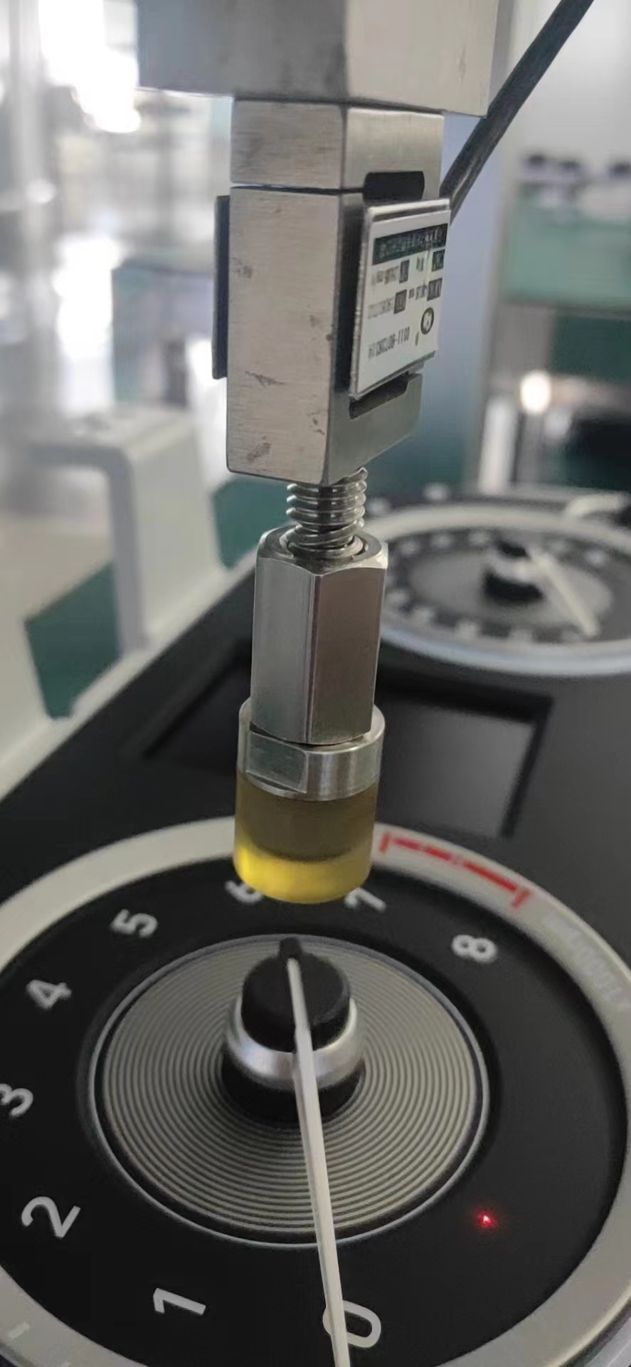 微型S型传感器在屏幕按压测试中的应用 现场图